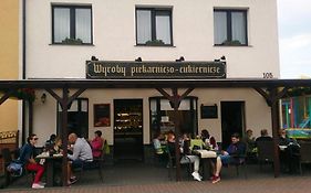 Pokoje Gościnne Nad Cukiernią w centrum miejscowości.